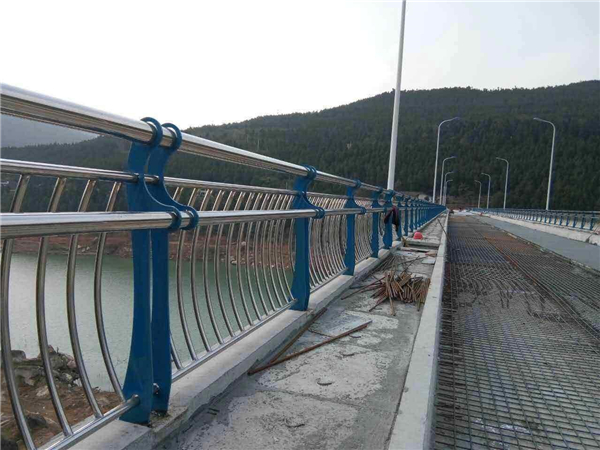佛山不锈钢桥梁护栏的特点及其在桥梁安全中的重要作用