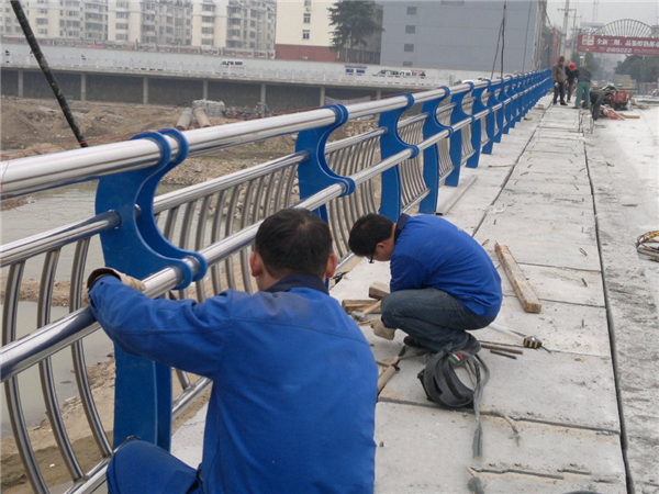 佛山不锈钢河道护栏的特性及其在城市景观中的应用